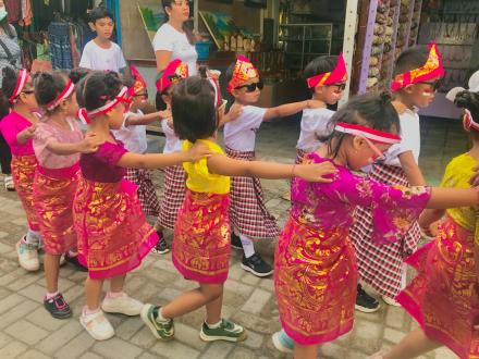Lomba Gerak Jalan Kocak dan Kreatif TK Wisata Kumara Timur di  Desa Kalibukbuk 
